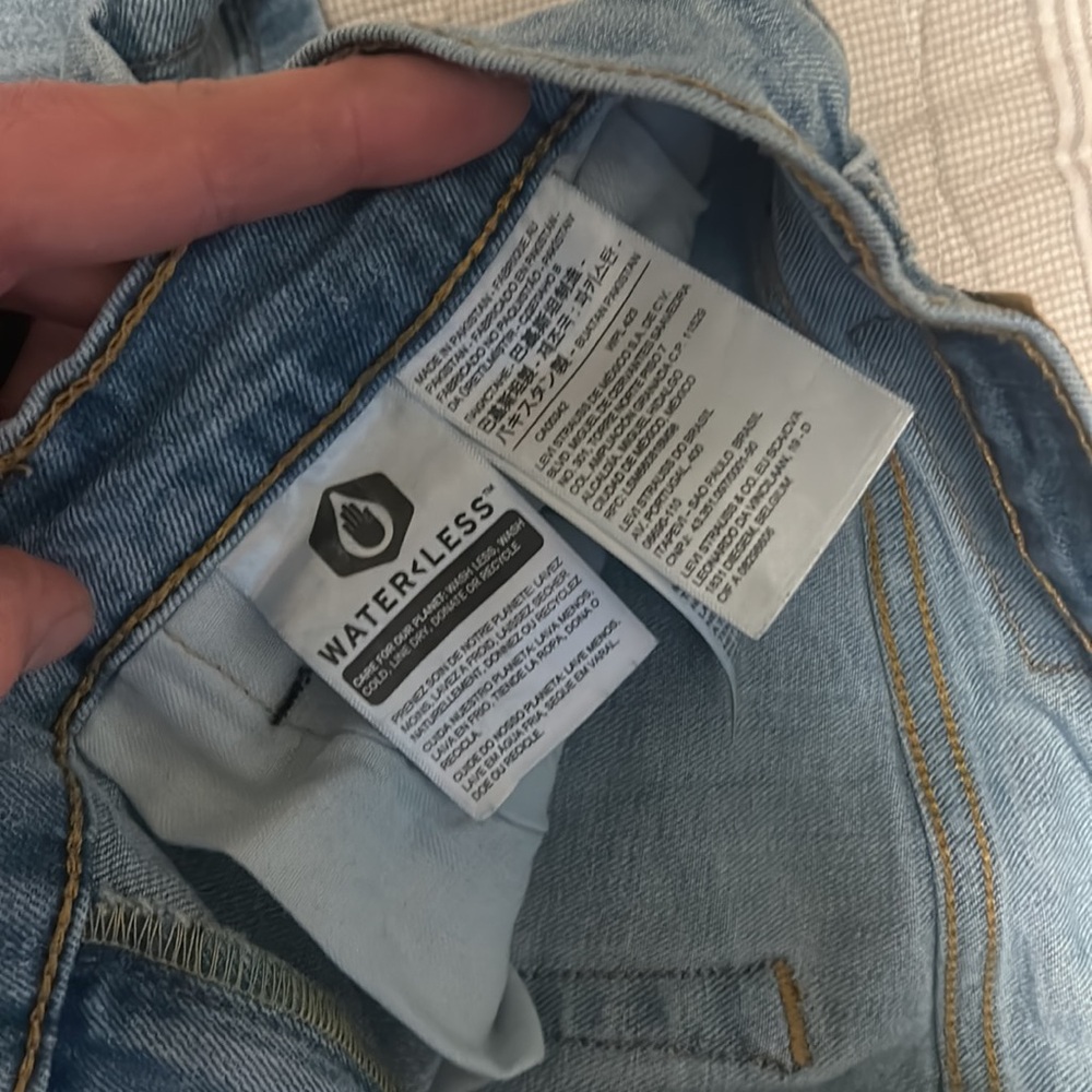 Levi’s - Picture 2 of 4